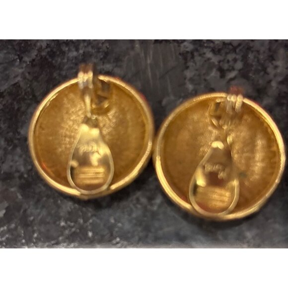 Vintage Monet White & Gold Chevron Clip-On Earrings - Timeless Statement Jewelry - Picture 5 of 8